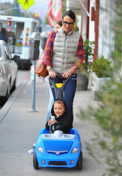 Jordana Brewster - Out with her son in Los Angeles, 9 января 2015 (18xHQ) AQSHDBYd