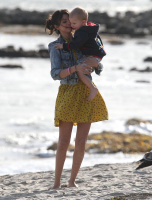 Justin Bieber & Selena Gomez with his family on Malibu beach