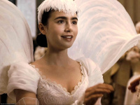 Lily-Collins-1600x1200-wallpapers-part-1-620csh8k6l.jpg
