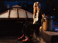 Avril-Lavigne-1600x1200-wallpapers-part-1-z2hjjv35r6.jpg