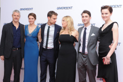Shailene Woodley, Kate Winslet, Theo James - на премьере фильма 'Divergent' at Odeon Leicester Square, Лондон, 30 марта 2014 (918xHQ) AtayC8bd