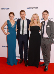 Theo James - Shailene Woodley, Kate Winslet, Theo James - на премьере фильма 'Divergent' at Odeon Leicester Square, Лондон, 30 марта 2014 (918xHQ) D8Rt4FkB