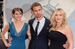Theo James - Shailene Woodley, Kate Winslet, Theo James - на премьере фильма 'Divergent' at Odeon Leicester Square, Лондон, 30 марта 2014 (918xHQ) D9PVup23