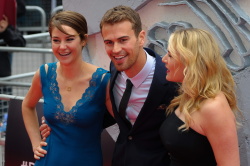 Theo James - Shailene Woodley, Kate Winslet, Theo James - на премьере фильма 'Divergent' at Odeon Leicester Square, Лондон, 30 марта 2014 (918xHQ) Du6eGf8F