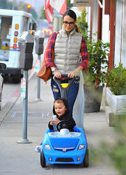 Jordana Brewster - Out with her son in Los Angeles, 9 января 2015 (18xHQ) E9utBQup