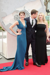 Theo James - Shailene Woodley, Kate Winslet, Theo James - на премьере фильма 'Divergent' at Odeon Leicester Square, Лондон, 30 марта 2014 (918xHQ) FRWcfuq8
