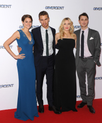 Theo James - Shailene Woodley, Kate Winslet, Theo James - на премьере фильма 'Divergent' at Odeon Leicester Square, Лондон, 30 марта 2014 (918xHQ) FbRGaYK5