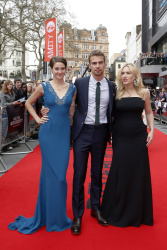 Kate Winslet - Shailene Woodley, Kate Winslet, Theo James - на премьере фильма 'Divergent' at Odeon Leicester Square, Лондон, 30 марта 2014 (918xHQ) FvEDaiXd