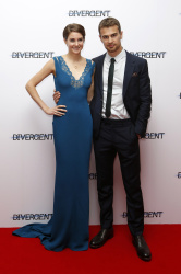 Theo James - Shailene Woodley, Kate Winslet, Theo James - на премьере фильма 'Divergent' at Odeon Leicester Square, Лондон, 30 марта 2014 (918xHQ) G0evHTyT