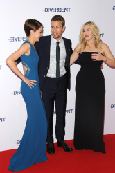 Theo James - Shailene Woodley, Kate Winslet, Theo James - на премьере фильма 'Divergent' at Odeon Leicester Square, Лондон, 30 марта 2014 (918xHQ) G6QPG00c