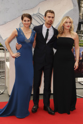 Kate Winslet - Shailene Woodley, Kate Winslet, Theo James - на премьере фильма 'Divergent' at Odeon Leicester Square, Лондон, 30 марта 2014 (918xHQ) GD4pvXM4