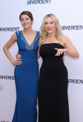 Theo James - Shailene Woodley, Kate Winslet, Theo James - на премьере фильма 'Divergent' at Odeon Leicester Square, Лондон, 30 марта 2014 (918xHQ) GRdUxvbE