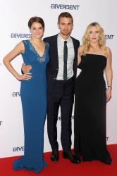 Theo James - Shailene Woodley, Kate Winslet, Theo James - на премьере фильма 'Divergent' at Odeon Leicester Square, Лондон, 30 марта 2014 (918xHQ) HegCtYoj