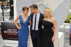Theo James - Shailene Woodley, Kate Winslet, Theo James - на премьере фильма 'Divergent' at Odeon Leicester Square, Лондон, 30 марта 2014 (918xHQ) HiXw6jm0
