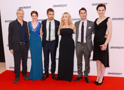 Theo James - Shailene Woodley, Kate Winslet, Theo James - на премьере фильма 'Divergent' at Odeon Leicester Square, Лондон, 30 марта 2014 (918xHQ) HygF0t7v