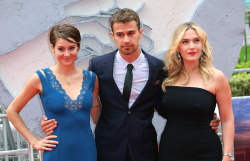 Theo James - Shailene Woodley, Kate Winslet, Theo James - на премьере фильма 'Divergent' at Odeon Leicester Square, Лондон, 30 марта 2014 (918xHQ) IIShmk9g