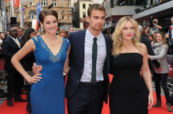 Theo James - Shailene Woodley, Kate Winslet, Theo James - на премьере фильма 'Divergent' at Odeon Leicester Square, Лондон, 30 марта 2014 (918xHQ) IQ6uKfOB