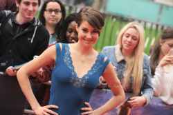 Theo James - Shailene Woodley, Kate Winslet, Theo James - на премьере фильма 'Divergent' at Odeon Leicester Square, Лондон, 30 марта 2014 (918xHQ) IXYN9Slj