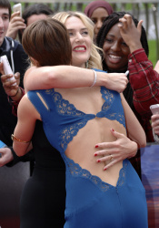 Theo James - Shailene Woodley, Kate Winslet, Theo James - на премьере фильма 'Divergent' at Odeon Leicester Square, Лондон, 30 марта 2014 (918xHQ) IwDqu6to