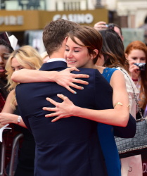Theo James - Shailene Woodley, Kate Winslet, Theo James - на премьере фильма 'Divergent' at Odeon Leicester Square, Лондон, 30 марта 2014 (918xHQ) J35xZn3x