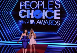 Kat Dennings - Beth Behrs & Kat Dennings - 40th Annual People's Choice Awards at Nokia Theatre L.A. Live in Los Angeles, CA - January 8. 2014 - 269xHQ Jd9lR7uS