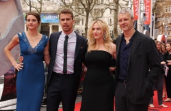 Theo James - Shailene Woodley, Kate Winslet, Theo James - на премьере фильма 'Divergent' at Odeon Leicester Square, Лондон, 30 марта 2014 (918xHQ) KIajMFYQ