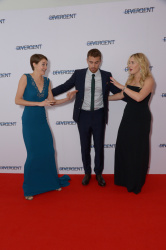 Theo James - Shailene Woodley, Kate Winslet, Theo James - на премьере фильма 'Divergent' at Odeon Leicester Square, Лондон, 30 марта 2014 (918xHQ) L4f0Zeiu