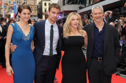 Theo James - Shailene Woodley, Kate Winslet, Theo James - на премьере фильма 'Divergent' at Odeon Leicester Square, Лондон, 30 марта 2014 (918xHQ) LLgTBcs8