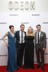 Theo James - Shailene Woodley, Kate Winslet, Theo James - на премьере фильма 'Divergent' at Odeon Leicester Square, Лондон, 30 марта 2014 (918xHQ) McFym07p