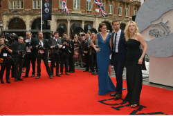 Kate Winslet - Shailene Woodley, Kate Winslet, Theo James - на премьере фильма 'Divergent' at Odeon Leicester Square, Лондон, 30 марта 2014 (918xHQ) NNrwDMfE
