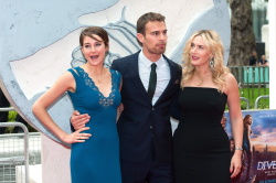 Theo James - Shailene Woodley, Kate Winslet, Theo James - на премьере фильма 'Divergent' at Odeon Leicester Square, Лондон, 30 марта 2014 (918xHQ) NZCZ1fRX