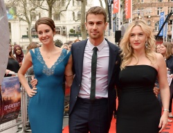 Theo James - Shailene Woodley, Kate Winslet, Theo James - на премьере фильма 'Divergent' at Odeon Leicester Square, Лондон, 30 марта 2014 (918xHQ) Peh4xZoK