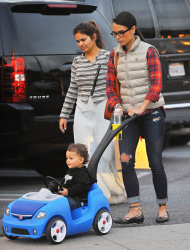 Jordana Brewster - Out with her son in Los Angeles, 9 января 2015 (18xHQ) RJEL3o5j