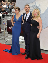 Theo James - Shailene Woodley, Kate Winslet, Theo James - на премьере фильма 'Divergent' at Odeon Leicester Square, Лондон, 30 марта 2014 (918xHQ) RdgB9oKs