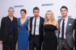 Theo James - Shailene Woodley, Kate Winslet, Theo James - на премьере фильма 'Divergent' at Odeon Leicester Square, Лондон, 30 марта 2014 (918xHQ) RocUFXGM