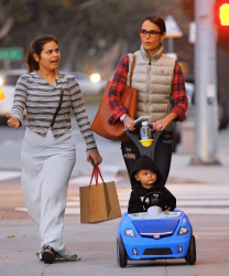Jordana Brewster - Out with her son in Los Angeles, 9 января 2015 (18xHQ) RuPSDdkp