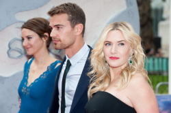 Theo James - Shailene Woodley, Kate Winslet, Theo James - на премьере фильма 'Divergent' at Odeon Leicester Square, Лондон, 30 марта 2014 (918xHQ) S41Esref