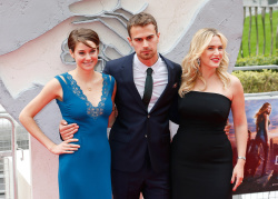 Shailene Woodley, Kate Winslet, Theo James - на премьере фильма 'Divergent' at Odeon Leicester Square, Лондон, 30 марта 2014 (918xHQ) S6zl0Hvb