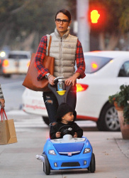 Jordana Brewster - Out with her son in Los Angeles, 9 января 2015 (18xHQ) SwJDJXJw