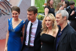 Theo James - Shailene Woodley, Kate Winslet, Theo James - на премьере фильма 'Divergent' at Odeon Leicester Square, Лондон, 30 марта 2014 (918xHQ) SxHQwls7