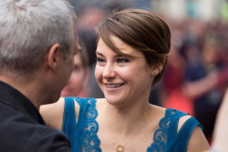 Theo James - Shailene Woodley, Kate Winslet, Theo James - на премьере фильма 'Divergent' at Odeon Leicester Square, Лондон, 30 марта 2014 (918xHQ) Ts9P92sZ