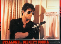 Sylvester Stallone -Промо стиль и постеры к фильму "Cobra (Кобра)", 1986 (26хHQ) UO0yNTGA