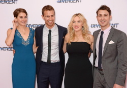 Theo James - Shailene Woodley, Kate Winslet, Theo James - на премьере фильма 'Divergent' at Odeon Leicester Square, Лондон, 30 марта 2014 (918xHQ) Um9EFj4D