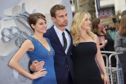 Theo James - Shailene Woodley, Kate Winslet, Theo James - на премьере фильма 'Divergent' at Odeon Leicester Square, Лондон, 30 марта 2014 (918xHQ) UsJ6XrDY