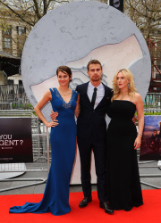 Shailene Woodley, Kate Winslet, Theo James - на премьере фильма 'Divergent' at Odeon Leicester Square, Лондон, 30 марта 2014 (918xHQ) W9U8BBZv