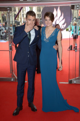 Theo James - Shailene Woodley, Kate Winslet, Theo James - на премьере фильма 'Divergent' at Odeon Leicester Square, Лондон, 30 марта 2014 (918xHQ) W9xMBxLu