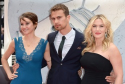 Shailene Woodley, Kate Winslet, Theo James - на премьере фильма 'Divergent' at Odeon Leicester Square, Лондон, 30 марта 2014 (918xHQ) WLX1BlsT