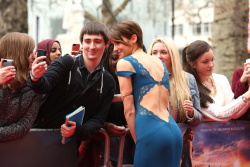 Theo James - Shailene Woodley, Kate Winslet, Theo James - на премьере фильма 'Divergent' at Odeon Leicester Square, Лондон, 30 марта 2014 (918xHQ) WpP9yiDH