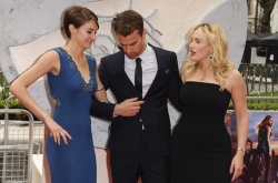 Theo James - Shailene Woodley, Kate Winslet, Theo James - на премьере фильма 'Divergent' at Odeon Leicester Square, Лондон, 30 марта 2014 (918xHQ) YbWwt740