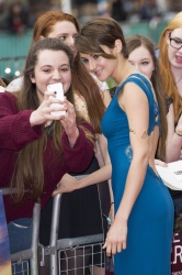Theo James - Shailene Woodley, Kate Winslet, Theo James - на премьере фильма 'Divergent' at Odeon Leicester Square, Лондон, 30 марта 2014 (918xHQ) YmZPxLD0